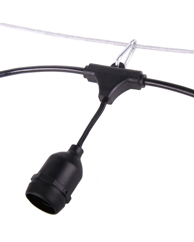 Пример крепления ретро гирлянды со свисанием с помощью стального троса и карабина