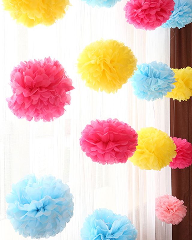 Декор окна из ярких разноцветных бумажных помпонов