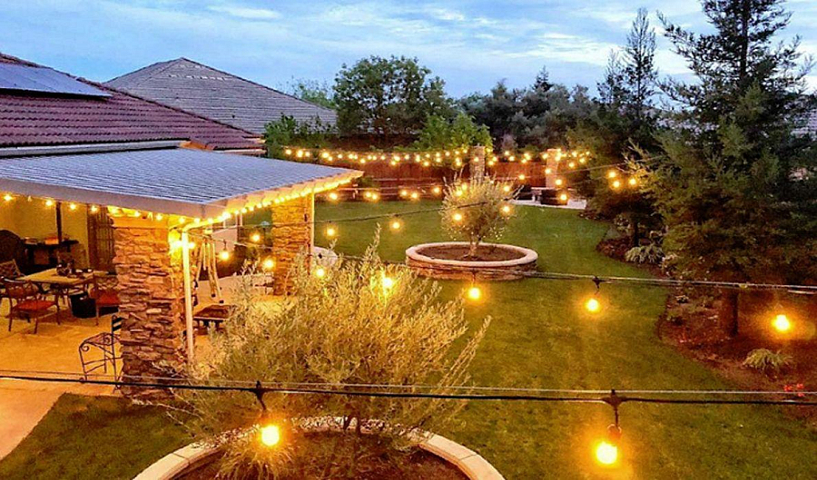 Пример украшения фасада дома и дачи с помощью ретро гирлянд